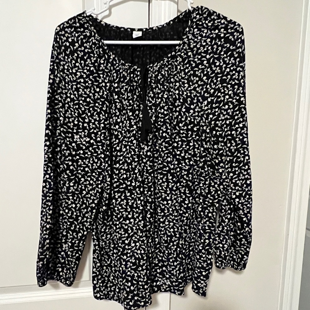 Old Navy size XL Women’s Black floral Top Like New